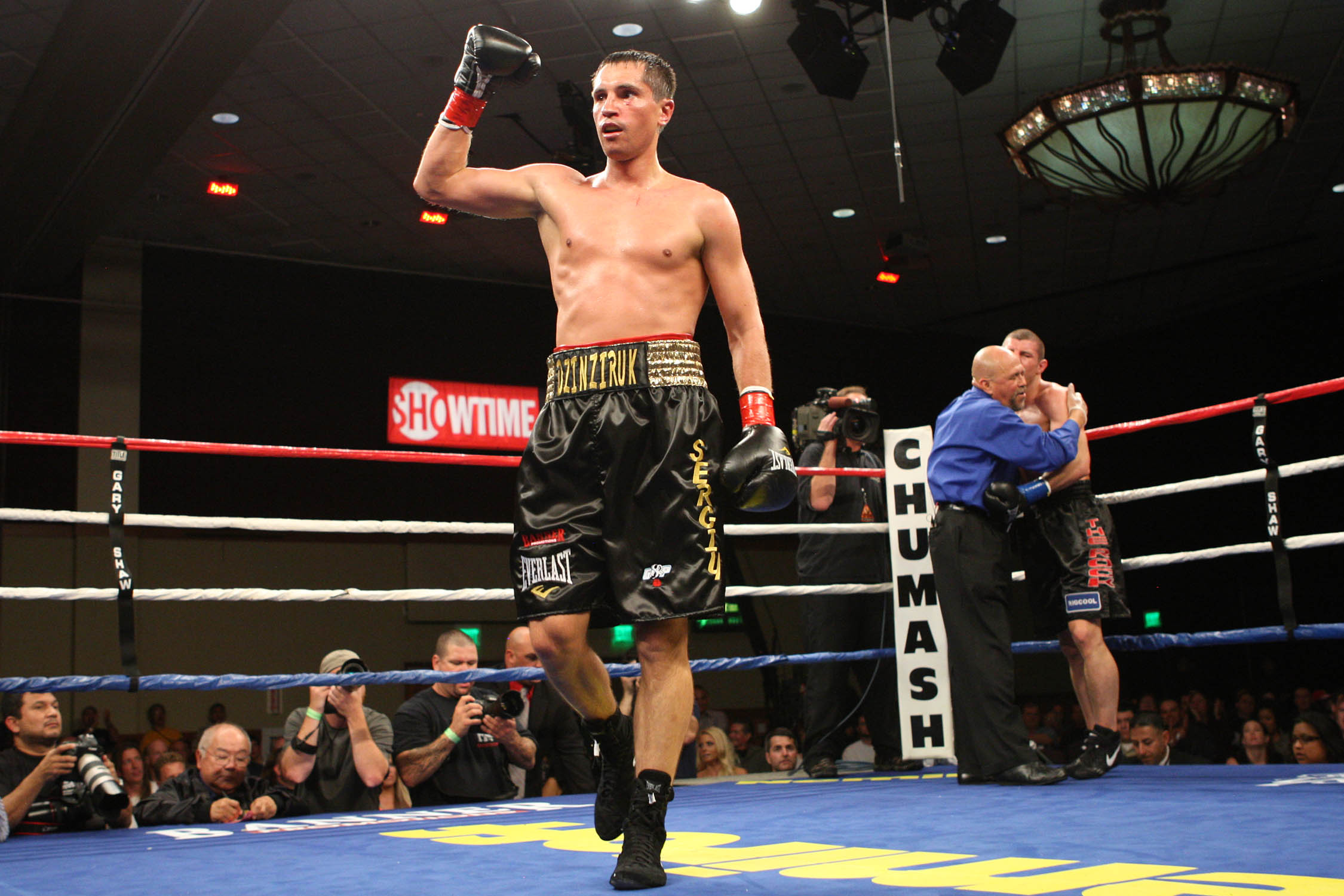  Dzinziruk(L) vs Dawson - The 10th round TKO was Dzinziruk�s fifth world title defense and first in more than 18 months. 