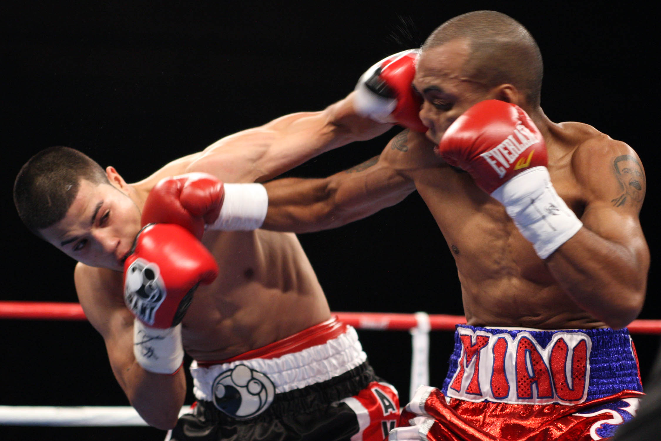 Unbeaten prospect Chris Avalos (left) continued his dominance on ShoBox against once-beaten Jose Nieves with a fourth round TKO victory in Friday�s main event on SHOWTIME